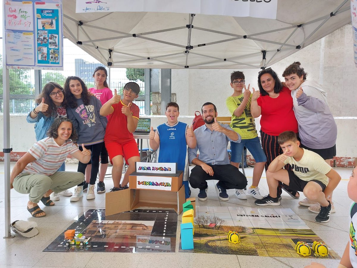 AbelloEscola's tweet photo. Estem a la Fira CODEBOT Vallès. El grup d'inclusió de 5è i 6è i les seves mestres han creat un projecte amb bee-bots i lego wedo per treballar el reciclatge a Gallecs. GRAN EQUIP!! #codebotvalles @CRPVOII @ajmollet @SSTTMVO @educaciocat  #legowedo #beebot #escolapública #robòtica https://t.co/8yqfDdOpL6