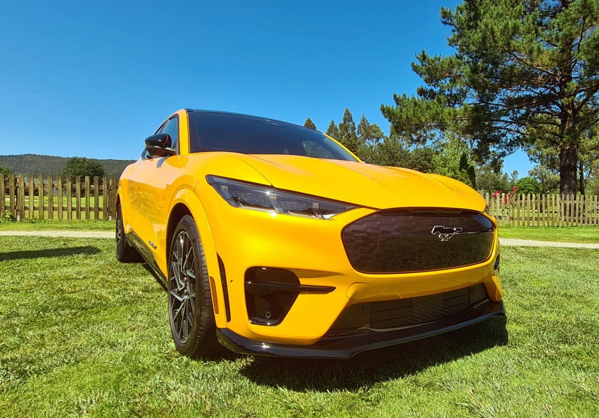 🔝🏌️‍♀️ Nova xornada en <a href="/val_rois/">Val De Rois</a> #Golf, gozando a tope dun torneo de #Golf organizado por #Gonzacar onde as persoas asistentes están admirando en persoa o novo <a href="/FordMustang/">Ford Mustang</a> #MachE! ⚡🏎

Todo un evento para #golfistas #fordistas! 👏💪