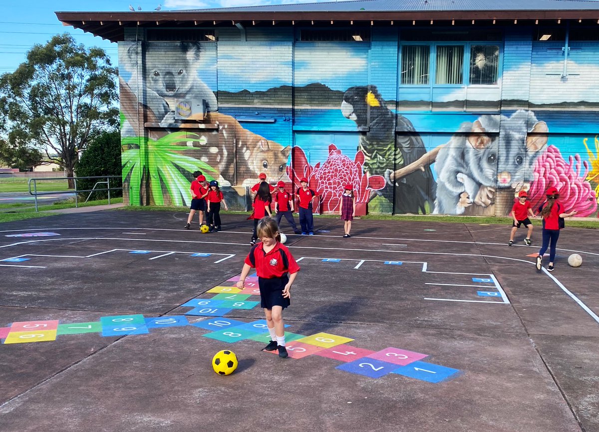 KoonawarraPs's tweet photo. Learning to bend it like Beckham! Fundamental movement skills on a Friday afternoon. #KPSPride #LoveWhereYouLearn https://t.co/l8tALqUOeI
