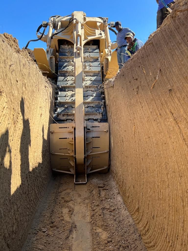 DrMutambudzi's tweet photo. Work is progress on the pipeline from  Gwayi-Shangani Dam to Bulawayo. Some of our local contractors have bought state of the art equipment. President  @edmnangagwa’s policy of empowering local companies through contracts is growing our construction sector. https://t.co/yVlnnQPeDH