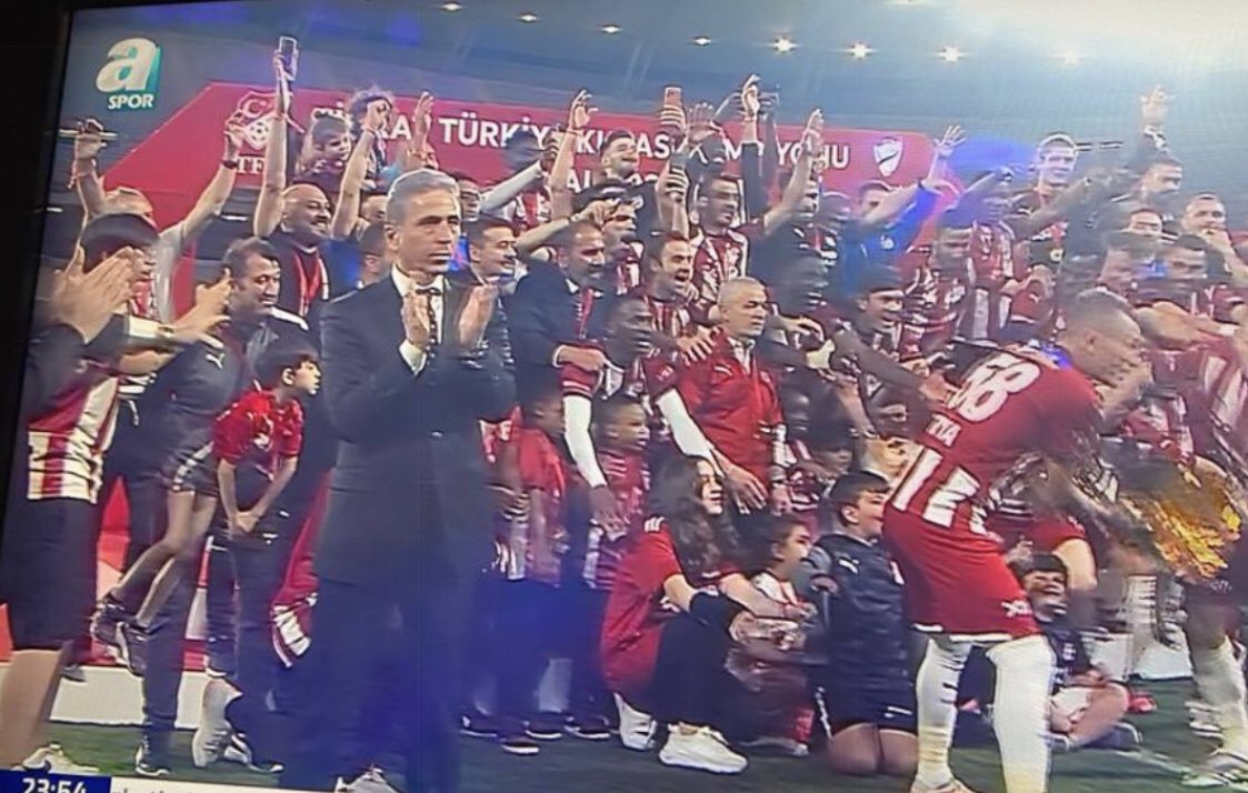 Tebrikler Yiğidolar! 👏

2022 Ziraat Türkiye Kupası Şampiyonu olan <a href="/Sivasspor/">Sivasspor</a>’u ve taraftarlarını kutluyor, UEFA Avrupa Ligi play-off turunda başarılar diliyorum. ♥️🤍

Finale çıkarak büyük bir başarı gösteren <a href="/KayserisporFK/">Zecorner Kayserispor</a>’yı da tebrik ediyorum.