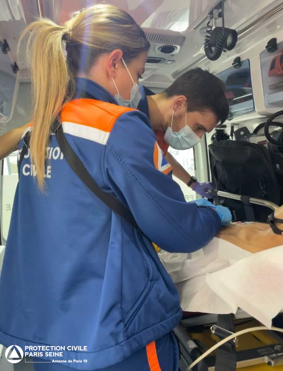PCParis19's tweet photo. #garde
Hier 4 de nos secouristes bénévoles étaient de garde auprès de la Brigade de Sapeurs Pompiers de Paris.
Merci à Amélie, Aurélie, Bastien et Arthur
#protectioncivile #pcps #paris #menilmontant #paris20 #paris19 #secours #aider #former #ecg #comissariat #police #photo https://t.co/xY4axuKST5