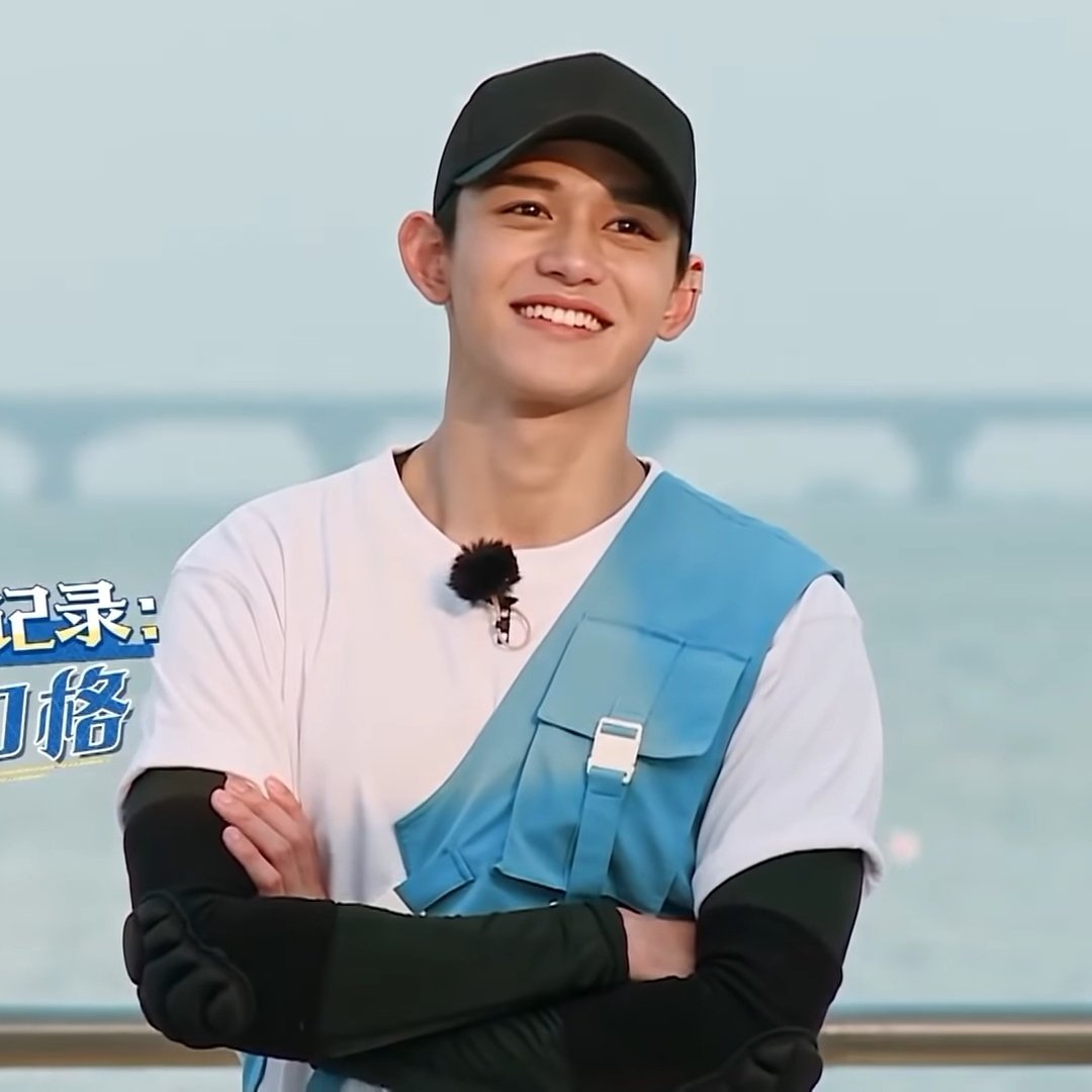 the way the sun hits lucas' eyes 🫶