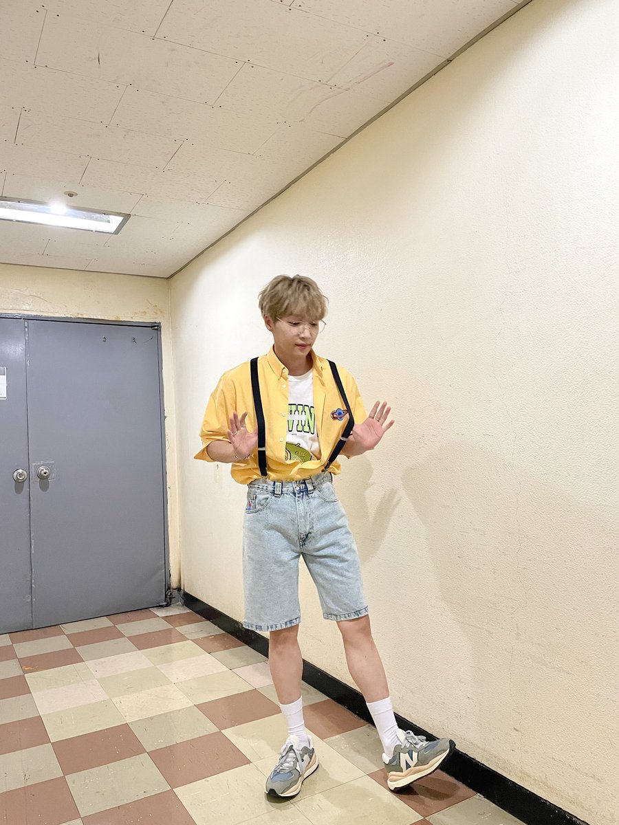 jeongsewoon_twt's tweet photo. [#정세운]
2022.05.27 KBS2 #뮤직뱅크
Roller Coaster 운행 완료🎢

평화로운 뮤뱅랜드에
상큼발랄 포슬 병아리의 등장이라 🐥
세운이 하늘로 날아가지 않게 
멜빵으로 꽉 잡아 ⭐️💕

#JEONGSEWOON
#Where_is_my_Garden
#RollerCoaster #롤러코스터 https://t.co/8lij5OTs8P