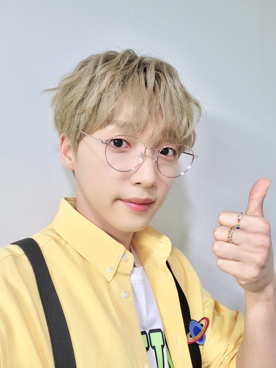 jeongsewoon_twt's tweet photo. [#정세운]
2022.05.27 KBS2 #뮤직뱅크
Roller Coaster 운행 완료🎢

평화로운 뮤뱅랜드에
상큼발랄 포슬 병아리의 등장이라 🐥
세운이 하늘로 날아가지 않게 
멜빵으로 꽉 잡아 ⭐️💕

#JEONGSEWOON
#Where_is_my_Garden
#RollerCoaster #롤러코스터 https://t.co/8lij5OTs8P