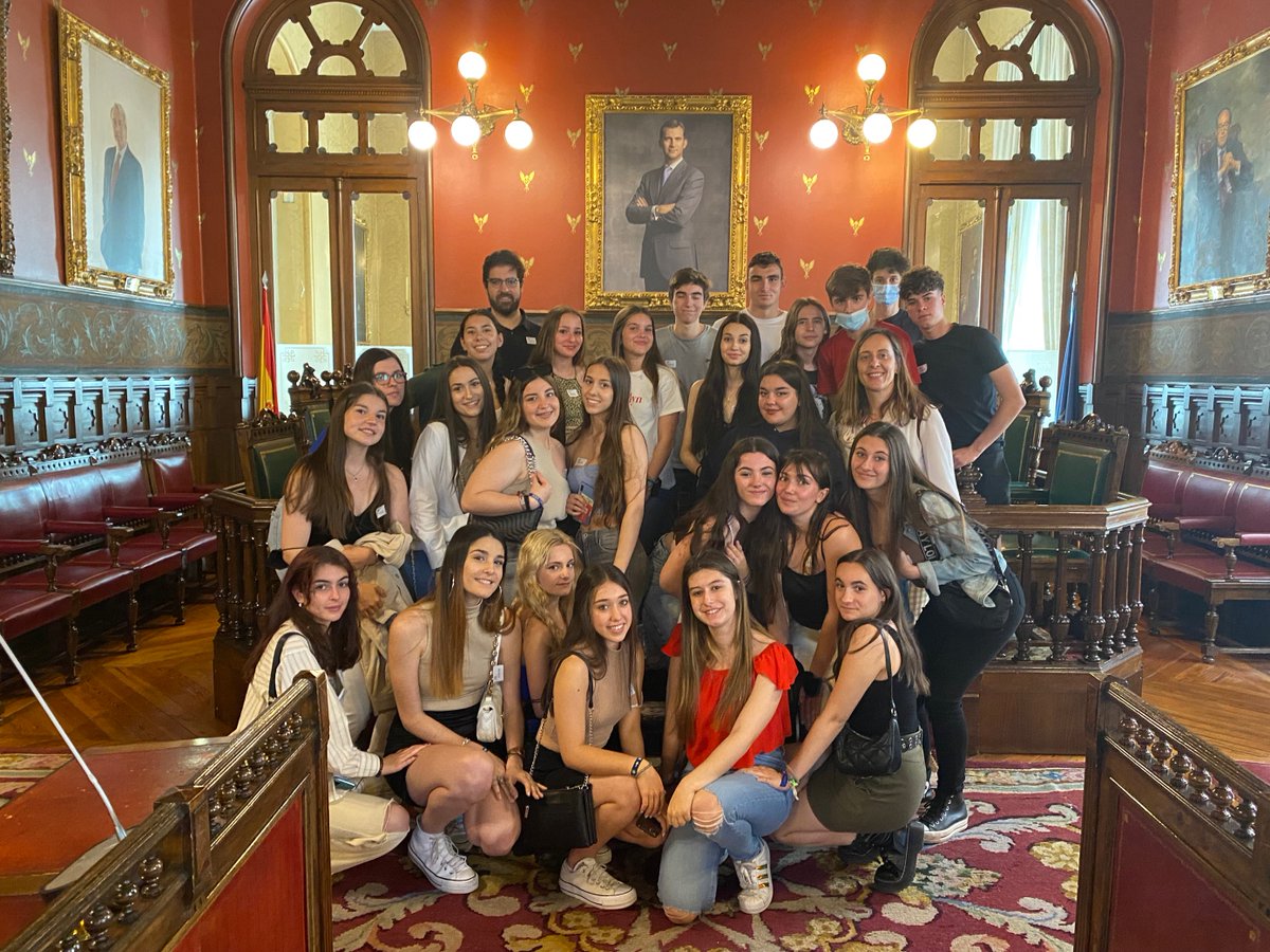 ColegiosElValle's tweet photo. Nuestros alumnos de #1BACH visitan #LaBolsa de Madrid 💼📉

#ColegiosElValle #SalidasCulturales #Bachillerato #VB #ElValle https://t.co/KWMLMLpwys