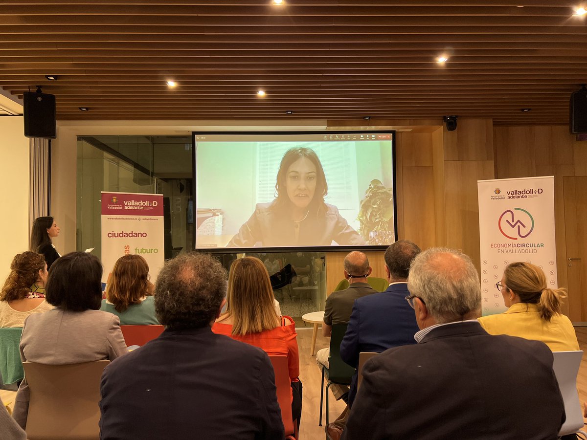 ideva_agencia's tweet photo. 🌎 Carmen Durán, del @mitecogob, ofrece la conferencia inaugural “Next Generation: la Recuperación Europea a través de la Economía Circular” donde analiza las oportunidades de financiación que ofrece Europa #circularlabs #valladolidcircular #congresoibericoeconomiacircular https://t.co/D4UZt1KOQN
