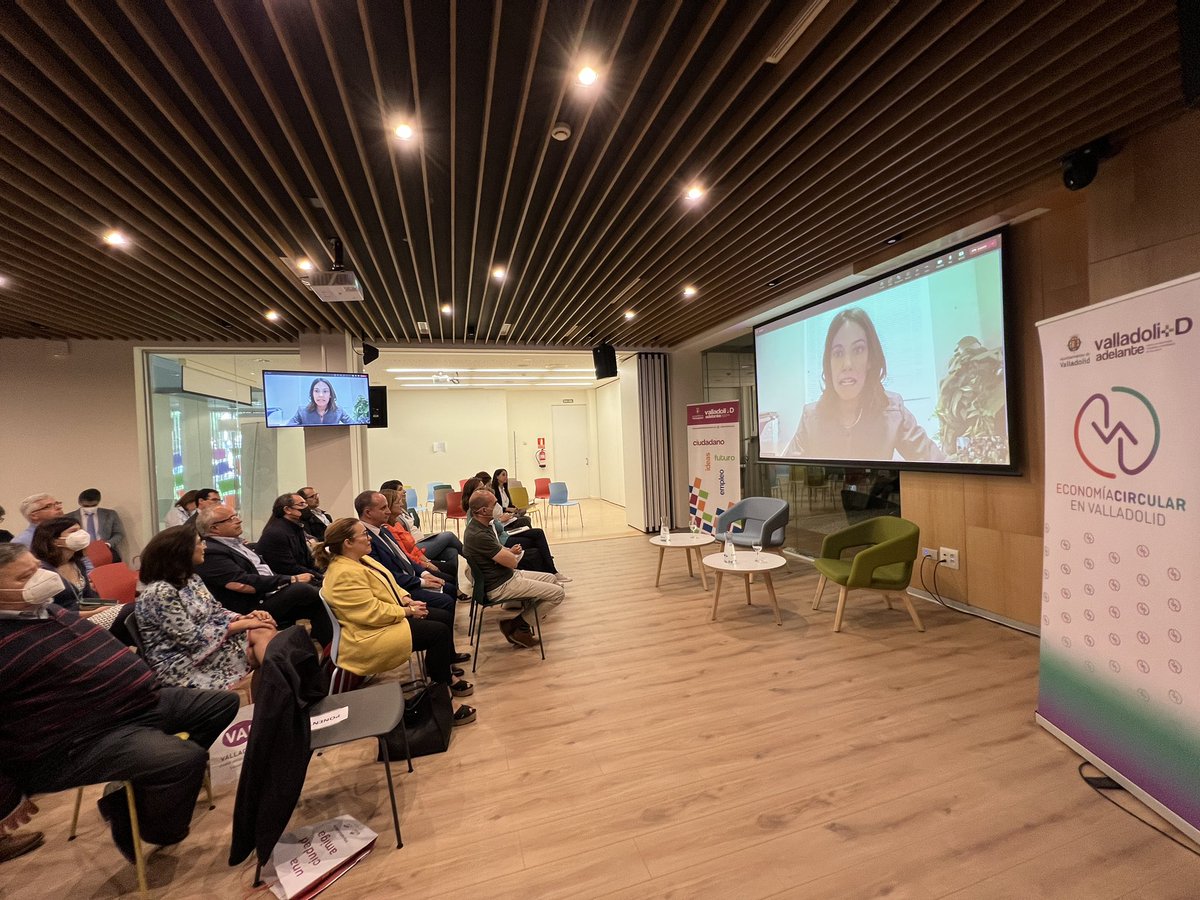ideva_agencia's tweet photo. 🌎 Carmen Durán, del @mitecogob, ofrece la conferencia inaugural “Next Generation: la Recuperación Europea a través de la Economía Circular” donde analiza las oportunidades de financiación que ofrece Europa #circularlabs #valladolidcircular #congresoibericoeconomiacircular https://t.co/D4UZt1KOQN
