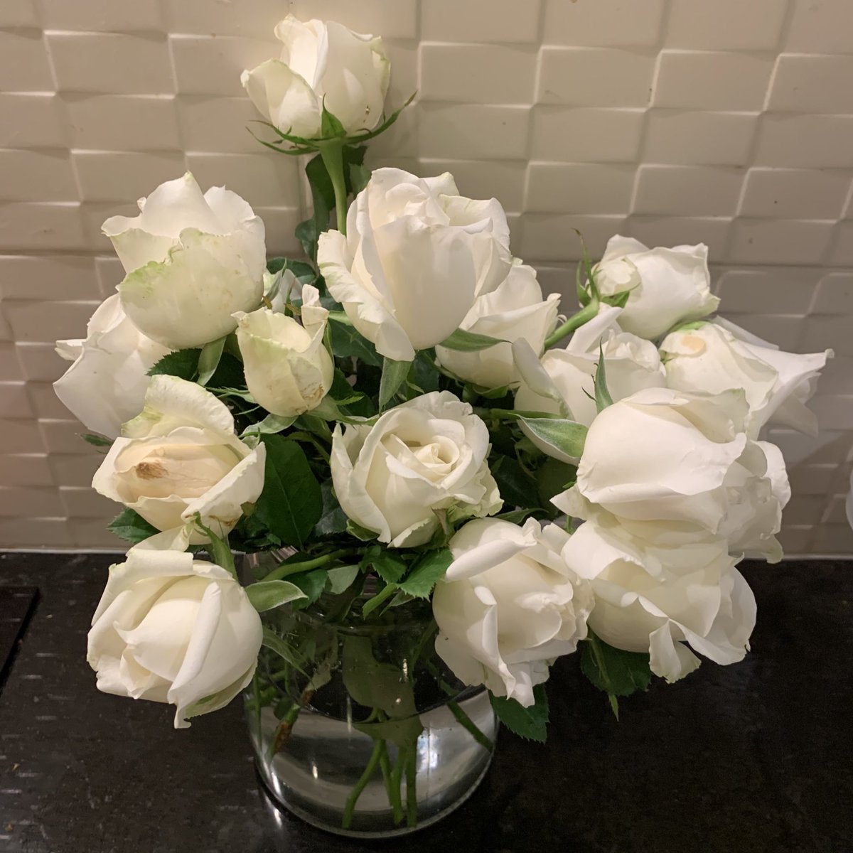 Mikkovnrm's tweet photo. กลับมาจัดดอกไม้แล้ว 💐,——• https://t.co/Rja9Hh10aw