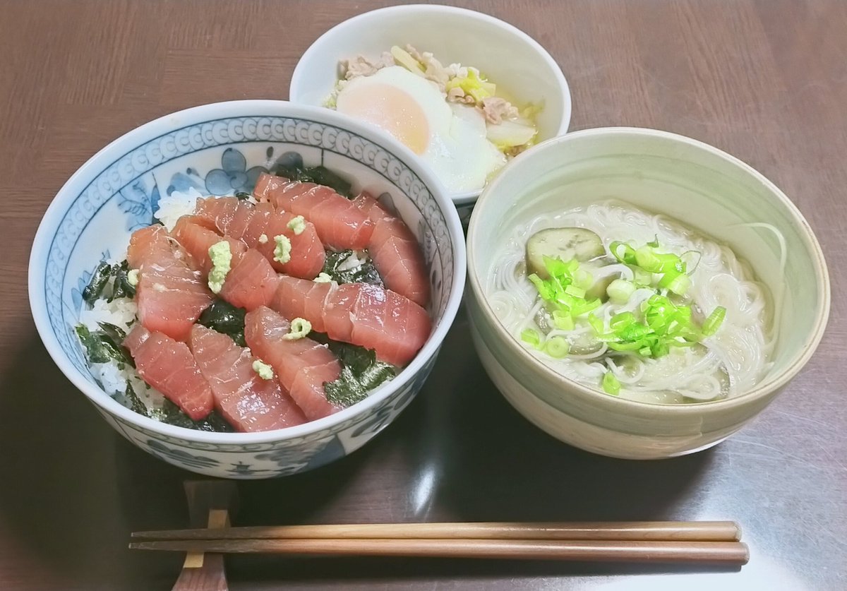 今日の夕食は鉄火丼と煮麺に白菜と豚肉の煮浸しです！鉄火丼のこの迫力🤩ワサビが効いて一気に食べてしまいます。マグロの値段がもうちょい下がればもっと頻繁に食べるんだけどなぁ～。とりあえずご馳走さま