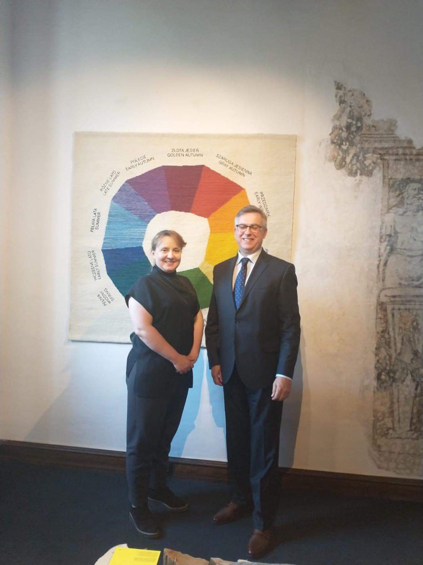 InstytutAM's tweet photo. Wystawa „Dom odziany. Dostrajanie się do sezonowej wyobraźni” pokazywana jest od wczoraj na The Biennale of Design (BIO) w Lublanie. Instytut reprezentuje zastępca dyrektora Barbara Krzeska. Na zdjęciu z ambasadorem RP w Słowenii @KJOlendzki. 🤝 @kultura_gov_pl #BIO27 #design https://t.co/AGYmHdeYVw