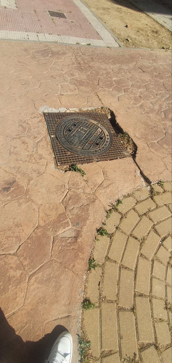 CsParla's tweet photo. ‼️Denunciamos la situación de abandono en la que se encuentra la plaza de la calle Pablo Sorozabal, que puede suponer un riesgo para los viandantes.

🧡 Hemos solicitado al Ayuntamiento de #Parla la toma de medidas para su solución. #PolíticaÚtil. https://t.co/BRTgfpojJZ