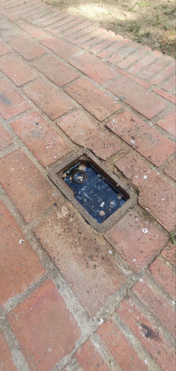 CsParla's tweet photo. ‼️Denunciamos la situación de abandono en la que se encuentra la plaza de la calle Pablo Sorozabal, que puede suponer un riesgo para los viandantes.

🧡 Hemos solicitado al Ayuntamiento de #Parla la toma de medidas para su solución. #PolíticaÚtil. https://t.co/BRTgfpojJZ