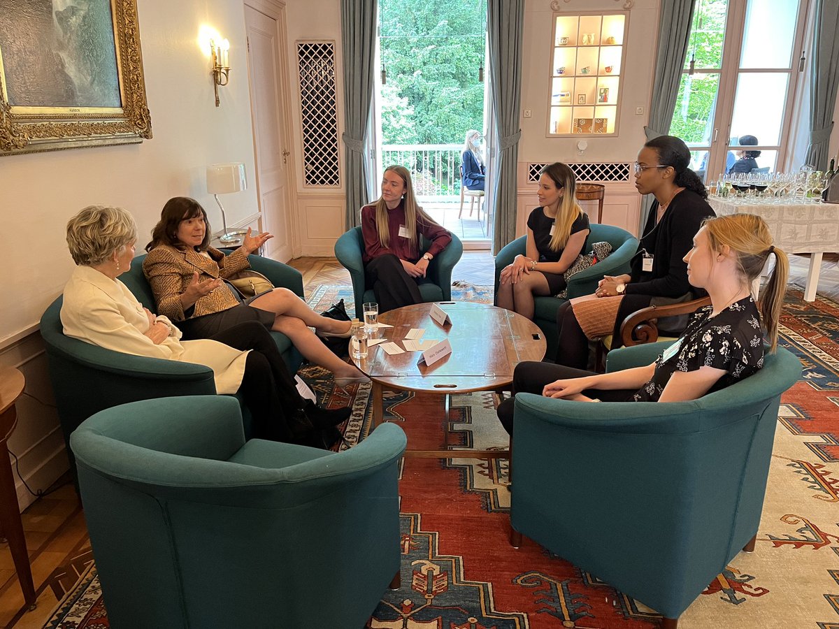 AustriainNL's tweet photo. The #Mentoring4Future program is one of the pledges of @AstridHarz as #INTGenderChampions. Young female professionals in the field of international law and diplomacy are connected with experienced female leaders. Let’s break the glass ceiling together! https://t.co/8LeKciKYl4