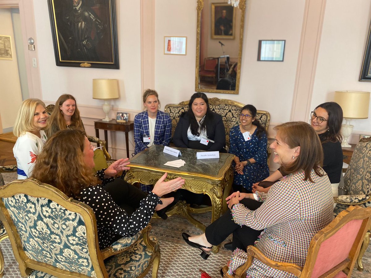 AustriainNL's tweet photo. The #Mentoring4Future program is one of the pledges of @AstridHarz as #INTGenderChampions. Young female professionals in the field of international law and diplomacy are connected with experienced female leaders. Let’s break the glass ceiling together! https://t.co/8LeKciKYl4
