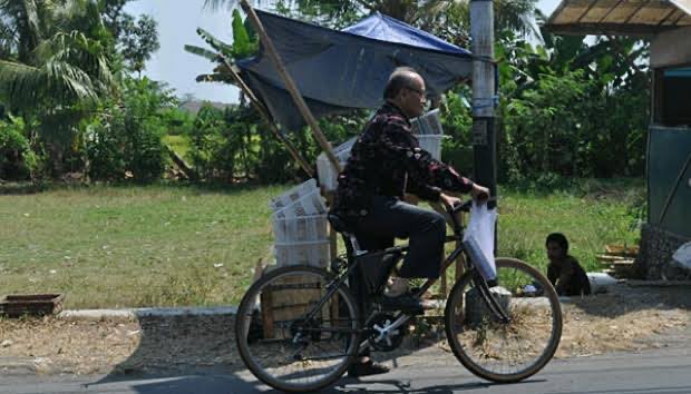 “Saat gereja kami (gereja St. Lidwina Bedog) diserang, Buya Syafiilah yang pertama kali datang naik sepeda pancal,” Romo Dwi Harsanto, Pr.

Sugeng tindak, Buya!