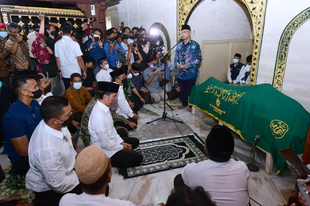 setkabgoid's tweet photo. Presiden @jokowi menyebut sosok Buya Syafii Maarif sebagai guru bangsa yang hidup dalam kesederhanaan. Demikian disampaikan usai bertakziah dan menyampaikan belasungkawa atas wafatnya almarhum di Masjid Gedhe Kauman, Yogyakarta, Jumat (27/05/2022).

#PotretKabinet
© BPMI Setpres https://t.co/kzNYzQi94r