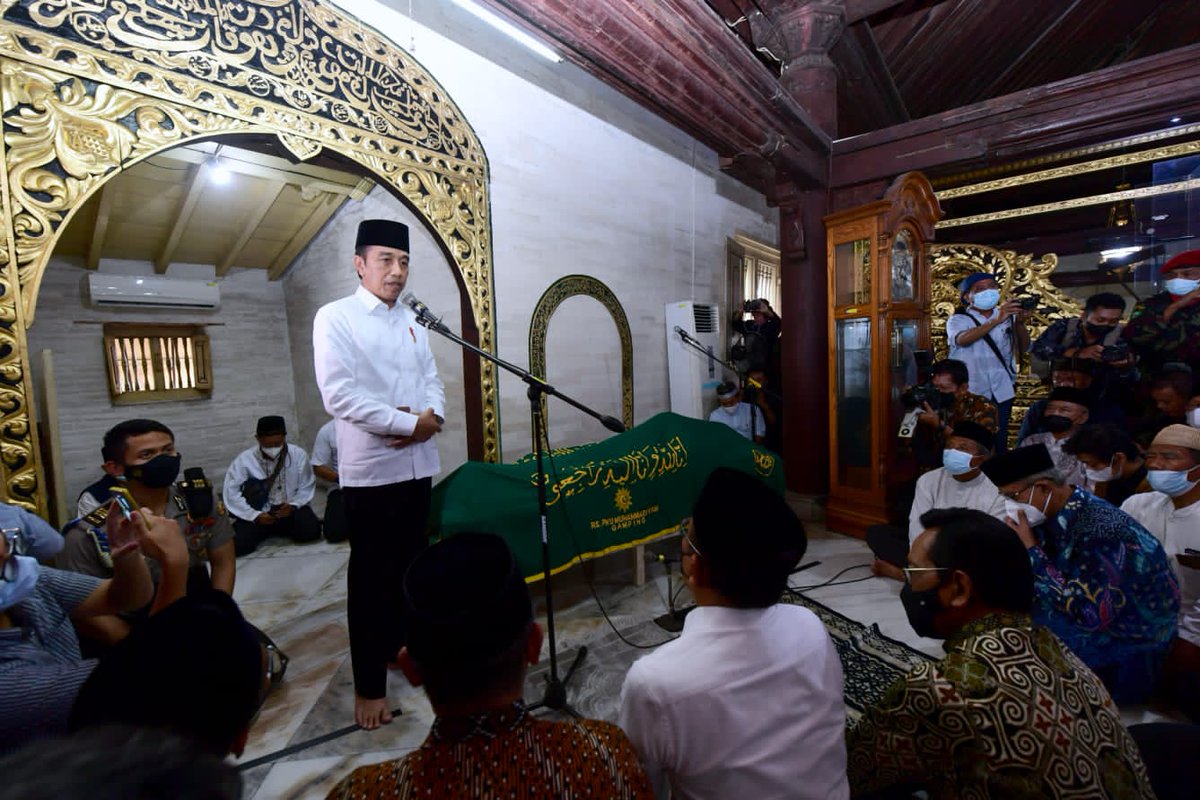 setkabgoid's tweet photo. Presiden @jokowi menyebut sosok Buya Syafii Maarif sebagai guru bangsa yang hidup dalam kesederhanaan. Demikian disampaikan usai bertakziah dan menyampaikan belasungkawa atas wafatnya almarhum di Masjid Gedhe Kauman, Yogyakarta, Jumat (27/05/2022).

#PotretKabinet
© BPMI Setpres https://t.co/kzNYzQi94r