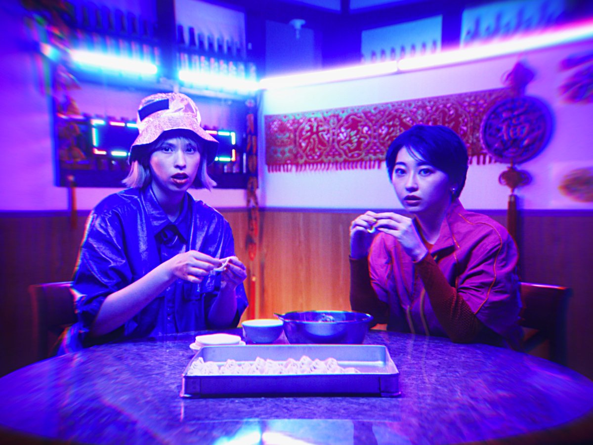 tamwet's tweet photo. chelmicoの新曲「O・La」のMVを監督しました！
chelmicoが普通に飯食ってる姿が見れるMVは「O・La」だけ！
https://t.co/9sVifqOgBO https://t.co/3uCj2f3H9h