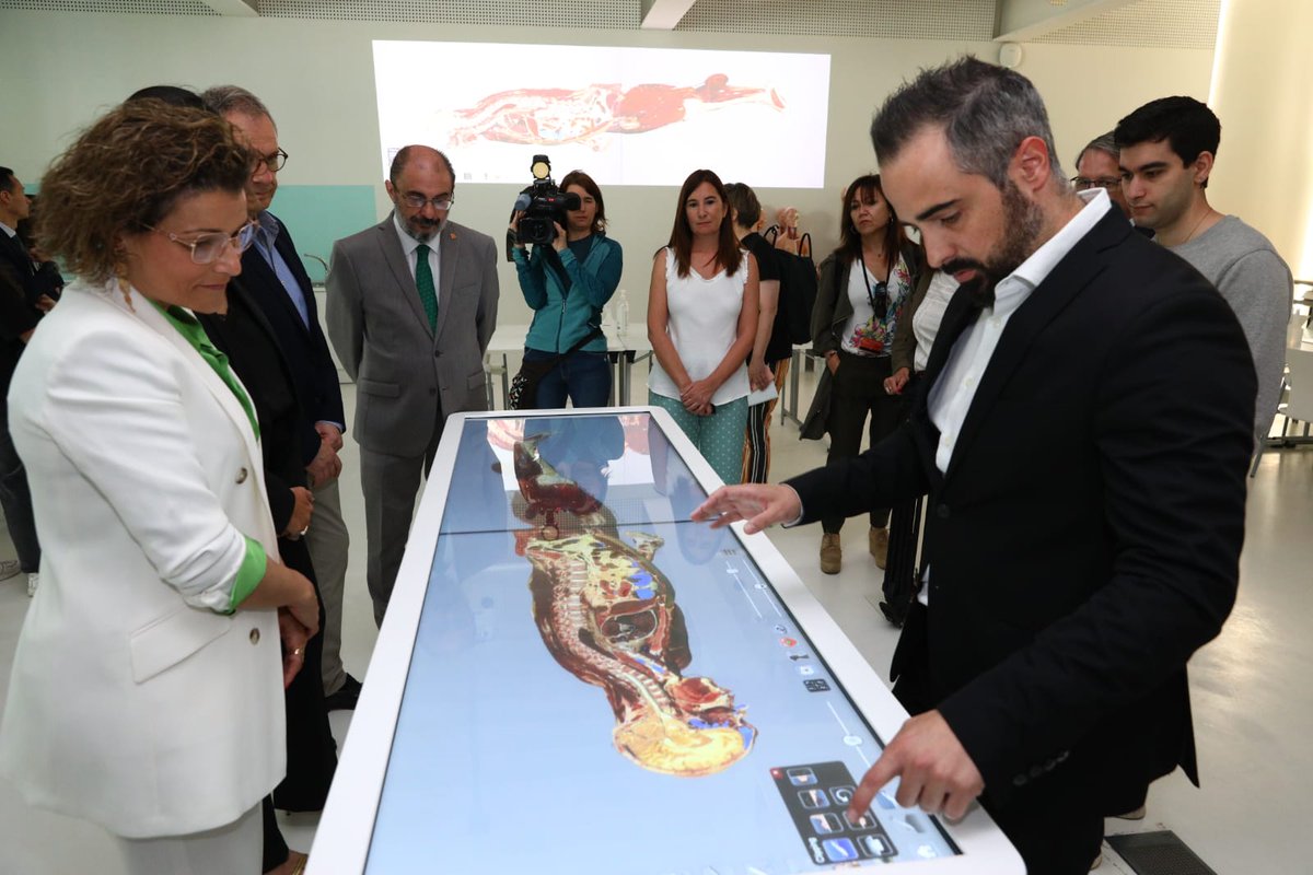 GobAragon's tweet photo. El Presidente de Aragón @JLambanM ha visitado la @_usj_ con la rectora Berta Sáez. El @GobAragon y la universidad trabajan en el mapa de titulaciones  

"Esta universidad es un motor de talento de #Aragón" https://t.co/zFYJ0x4XMb