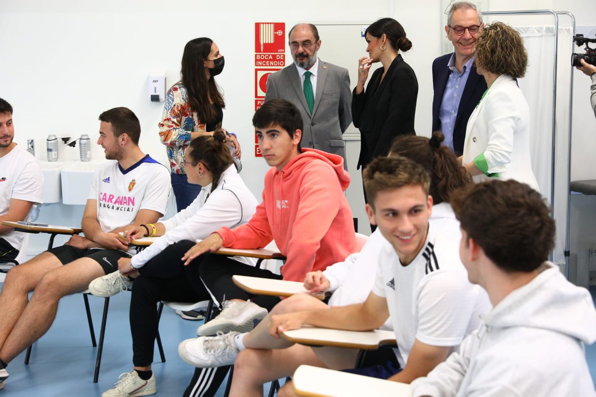 GobAragon's tweet photo. El Presidente de Aragón @JLambanM ha visitado la @_usj_ con la rectora Berta Sáez. El @GobAragon y la universidad trabajan en el mapa de titulaciones  

"Esta universidad es un motor de talento de #Aragón" https://t.co/zFYJ0x4XMb
