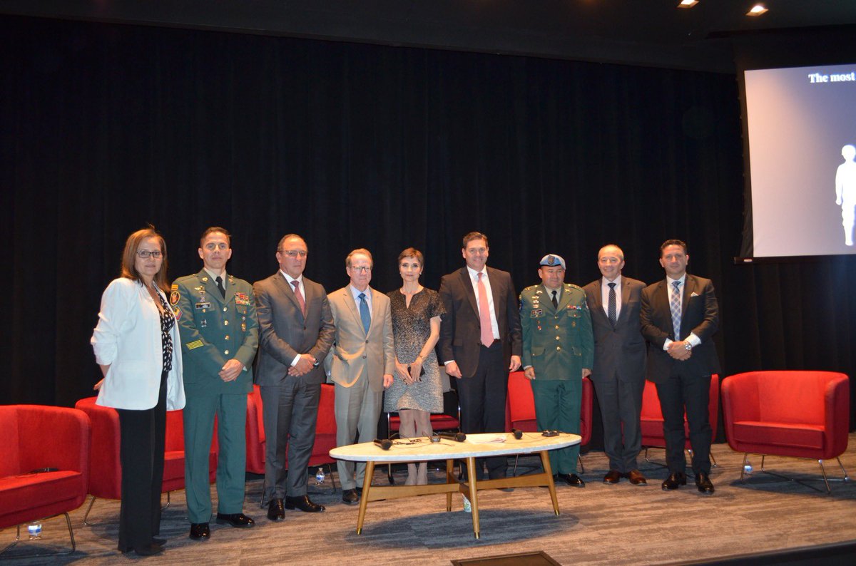 PinzonBueno's tweet photo. Momento especial en el @IntlSpyMuseum con algunos héroes y uno de los rescatados de la histórica Operación Jaque. Gracias a Emb Brownfield y Catherine @CBS_Herridge por acompañarnos.
En 200 Años 🇨🇴🇺🇸un reconocimiento al esfuerzo y sacrificio de FFAA y agencias de los dos países https://t.co/ZkM6M4x23t