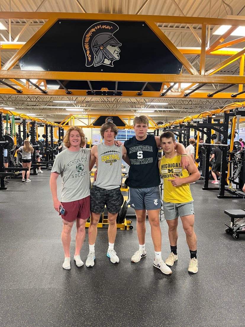 RSeabase's tweet photo. Huge thanks to these boys! They’ve pushed me harder than anyone, gonna miss you guys and hope you enjoy your last day! #trojans #Bleedblackandgold 

@TrojanStrength @KeeganOpper @EverestNoyes @TheNimajneb https://t.co/161qH8FWpl