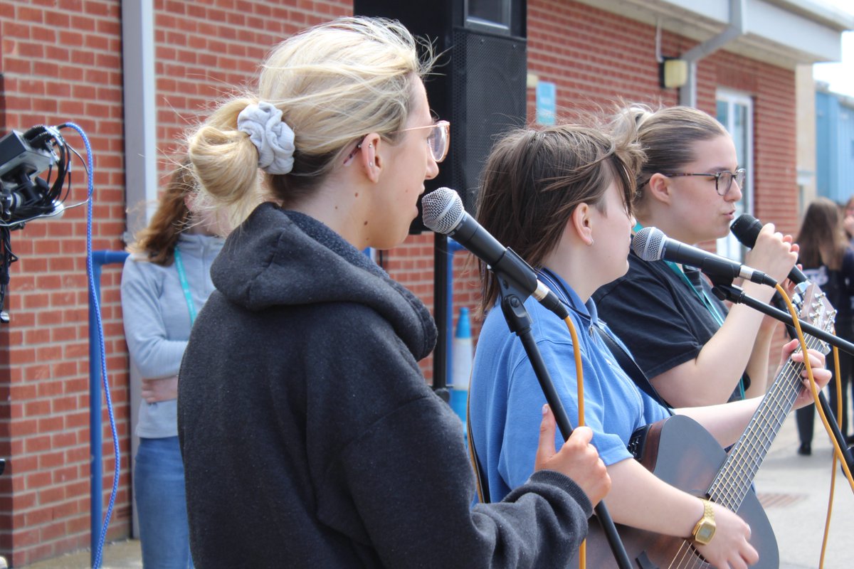 SMCHull's tweet photo. Another #liveatlunchtime to end the half term off in the sunshine.
It's #FridayFest !🎼🎤🥁🎸
@SMCPerfArts
#LiveMusicMatters
#MusicEducation https://t.co/ZvqT4ohVVn