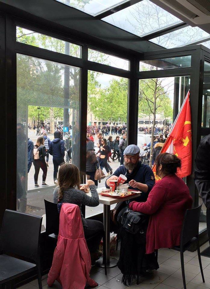 DrTr00per's tweet image. Soy un fan del capitalismo cada que  mercantiliza al socialismo/comunismo y se lo vende a los idiotas mas útiles y tercos.

#TwitterForIPhone