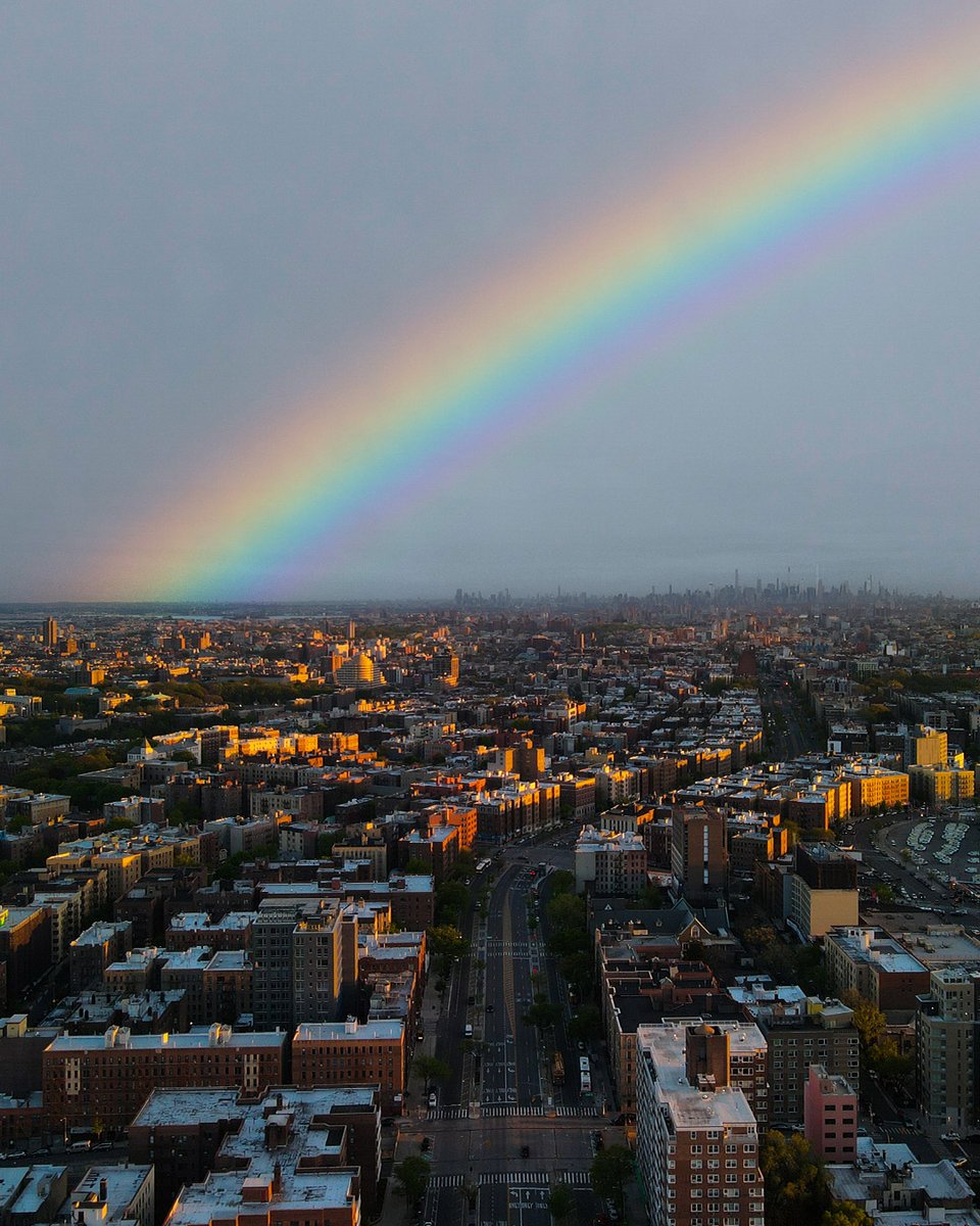 Inthebronxx's tweet photo. Rainbow 🌈 
📍204th, Grand Concourse 
#inthebronx #thebronx #bronxphotography #dji #mavicair2 #dronephotography #djimycity #dji❤️ https://t.co/djAjcn3TWn
