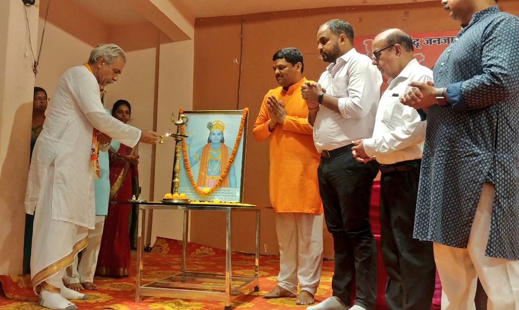 HinduJagrutiOrg's tweet photo. A discourse on 'Halal Jihad - A Conspiracy Against India' was held in Raipur!

When India is a secular country, why are Halal certified goods forced on everyone ?

To protest against this, a campaign will be launched across the state: #HalalFreeChhattisgarh

@SG_HJS https://t.co/aufWRjfBUP