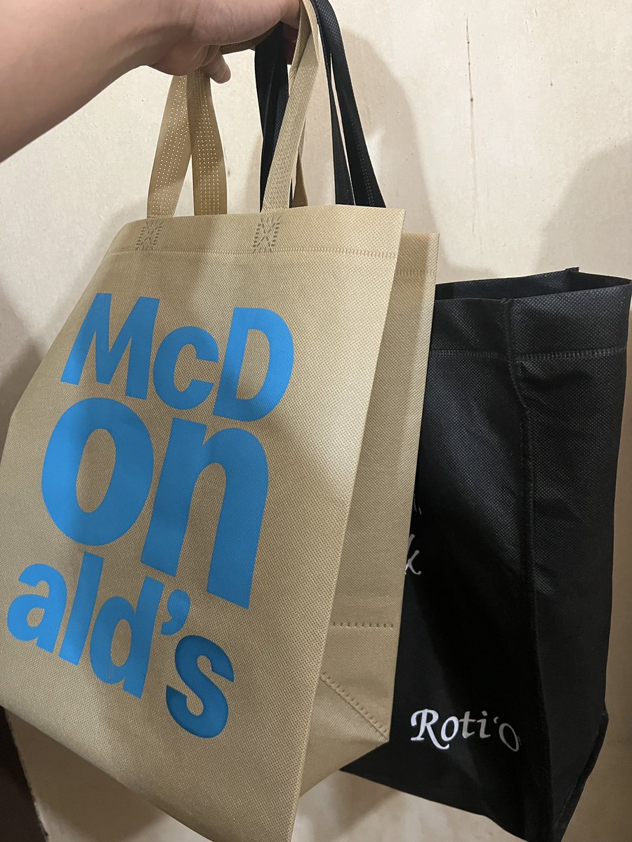 Tahukah km “biaya bungkus” di GoFood/GrabFood itu skrg kena biaya 4rb-5rb utk tas spunbond ky gini???
Apresiasi bgt untuk mengurangi penggunaan plastik. Tapi masalahnya tiap pesen makan, di rumah jadi nambah koleksi tas spunbond buanyak bgt 😭
Jatohnya malah nambah “sampah” baru