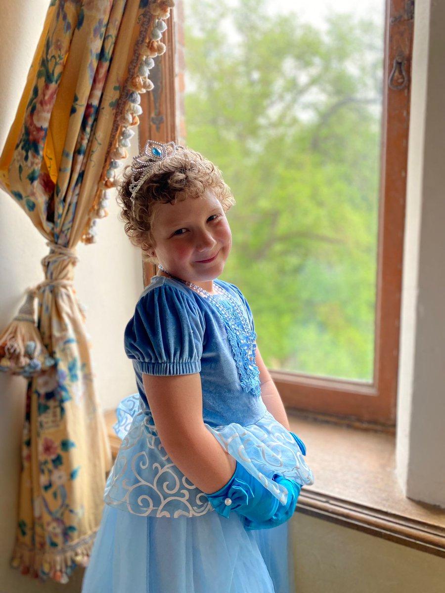 MakeAWishNL's tweet photo. Susan (7) heeft botkanker en heeft het op jonge leeftijd al heel zwaar gehad. Susan werd voor haar wens omgetoverd tot een prachtige prinses en mocht in een echt kasteel overnachten.
#prinses #kasteel #koets #assepoester #paarden #meisjesdroom #makeawishnl #makeawish https://t.co/4EM8H6ile6