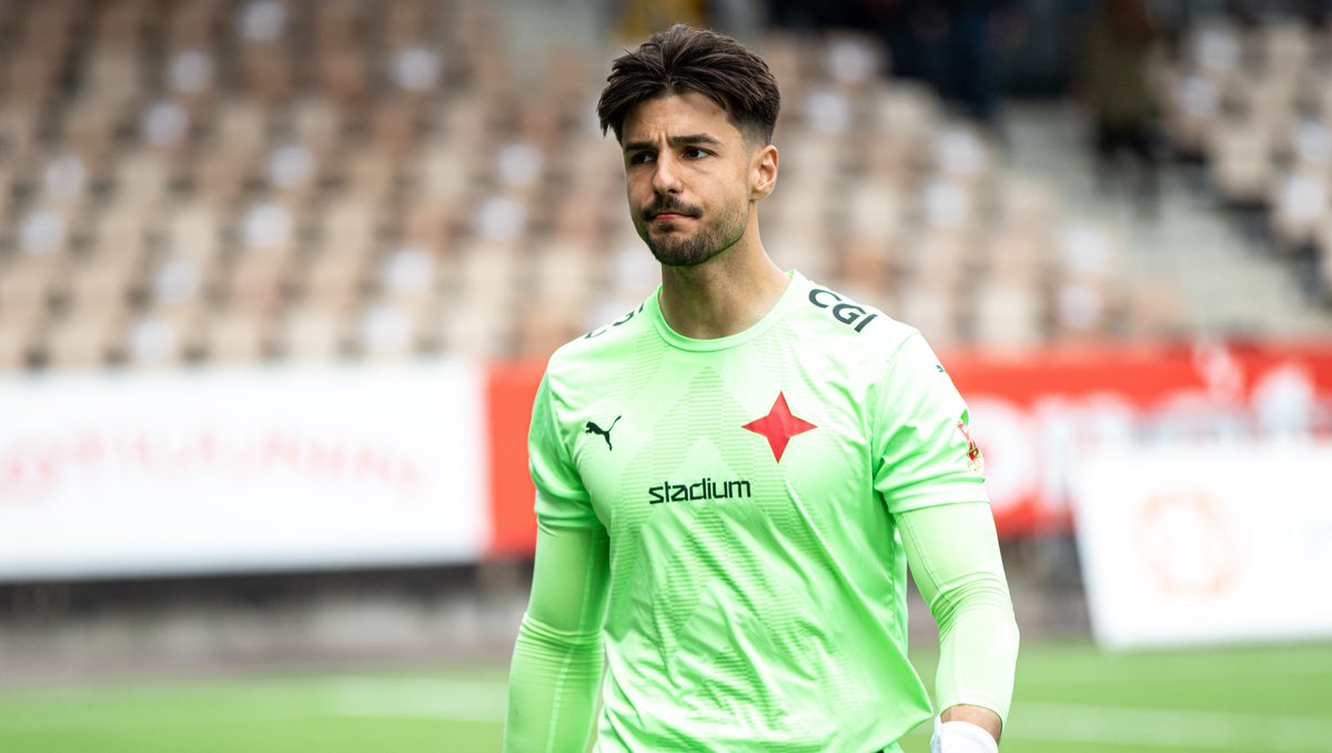 hifkfotboll1897's tweet photo. Eilen jälleen nollapelin pelannut Felix Ferahyan ei ole päästänyt vielä HIFK:ssa maalin maalia 🧱👏 Pelkästään "vasemmalla kädellä" tilasto ei kuitenkaan ole tullut, sillä torjuntoja otteluissa on kertynyt jo toista kymmentä kappaletta. Hyvä Felix 🔥

#HIFKfotboll #SuomenCup https://t.co/Q0neNCFd7Q