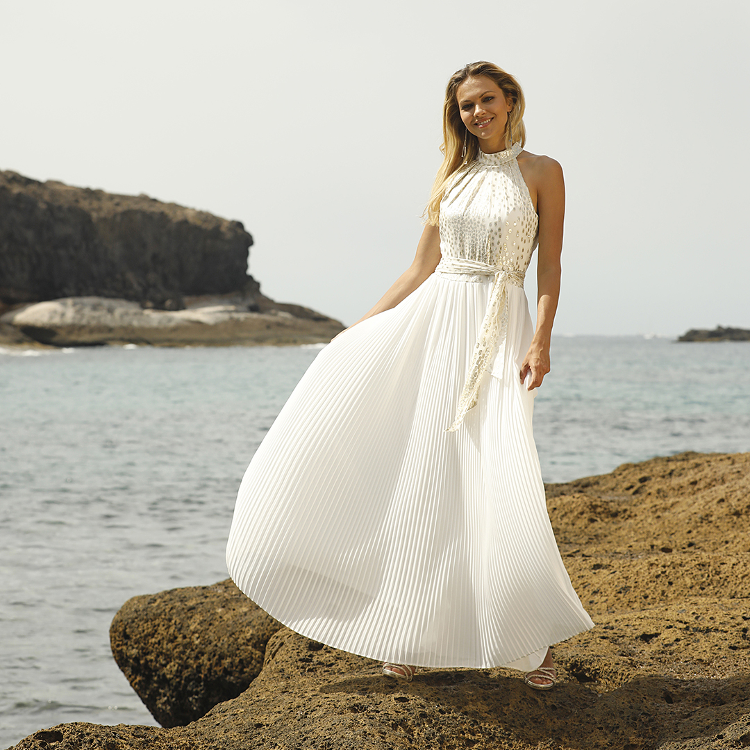Flowing white dress hi-res stock photography and images - Alamy
