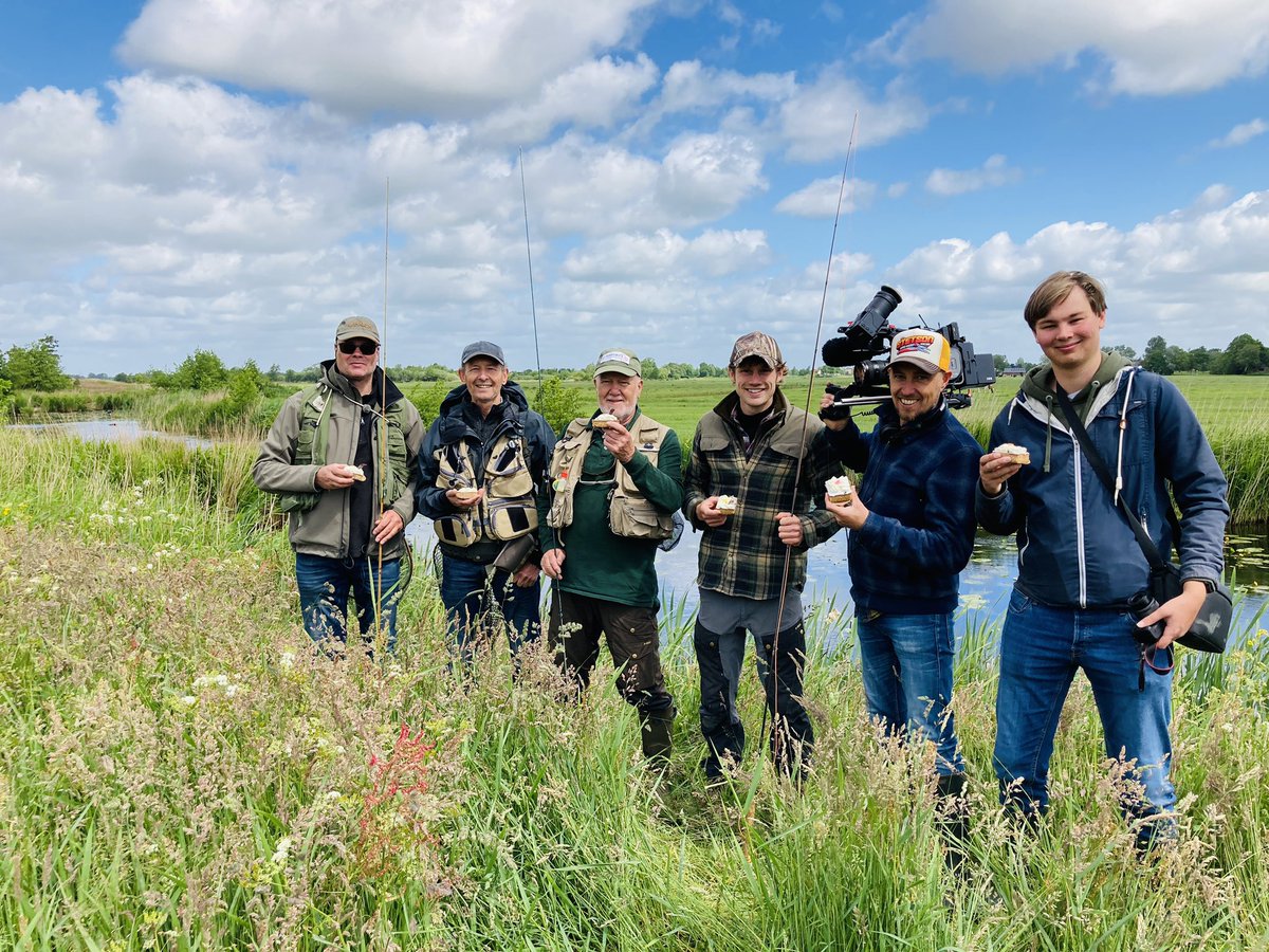 In een schitterende omgeving, nabij Tsjûkemar, zijn de opnames van VISTV XL. Tamme is op stap met de vliegvissers van de Pompemich. Maar eerst een lekker ‘stikje oranjekoeke’.
