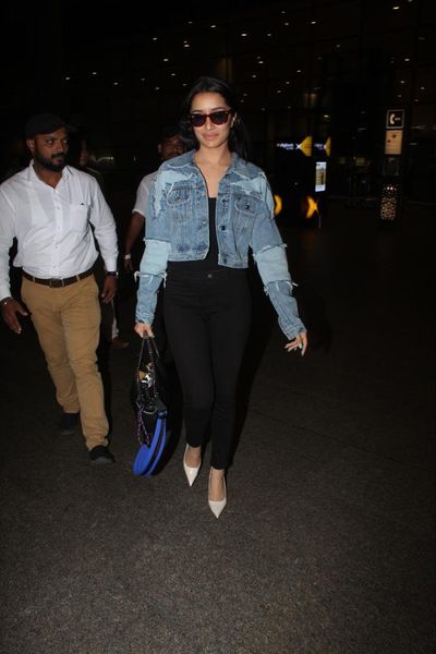 middaygujarati's tweet photo. #ShraddhaKapoor spotted at the airport
#BollywoodCelebrity #BollywoodStar #BollywoodActress #ActressUpdates #CelebSpotted #CelebOuting #ShraddhaKapooorFans #ShraddhaGems #shraddhakapoorsuperfans #shraddhakapoorworld #shraddhakapoorlovers
https://t.co/ZNO6BZ79gf https://t.co/7j4POd2w3h