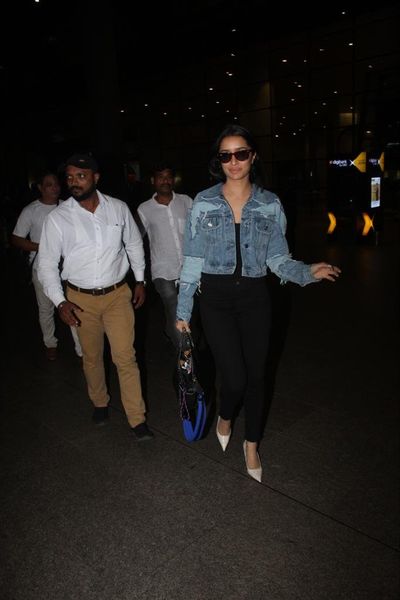 middaygujarati's tweet photo. #ShraddhaKapoor spotted at the airport
#BollywoodCelebrity #BollywoodStar #BollywoodActress #ActressUpdates #CelebSpotted #CelebOuting #ShraddhaKapooorFans #ShraddhaGems #shraddhakapoorsuperfans #shraddhakapoorworld #shraddhakapoorlovers
https://t.co/ZNO6BZ79gf https://t.co/etnexq1S5b