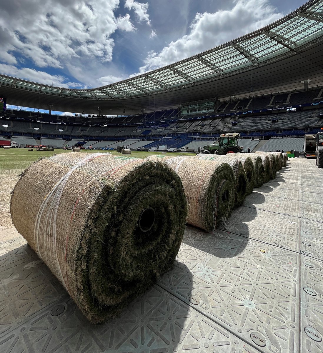 StadeFrance's tweet photo. #LaLigueDesChampionsASaintDenis
A 24h de la finale de Ligue des Champions, focus sur la pelouse sur laquelle se jouera cet événement mondial ⚽
Bravo aux équipes d'@iTurfManagement pour ce travail, entourées de @TarkettGroup, de la @ChampionsLeague et de Parcs & Sports🤝 https://t.co/tQT7WPMyjj