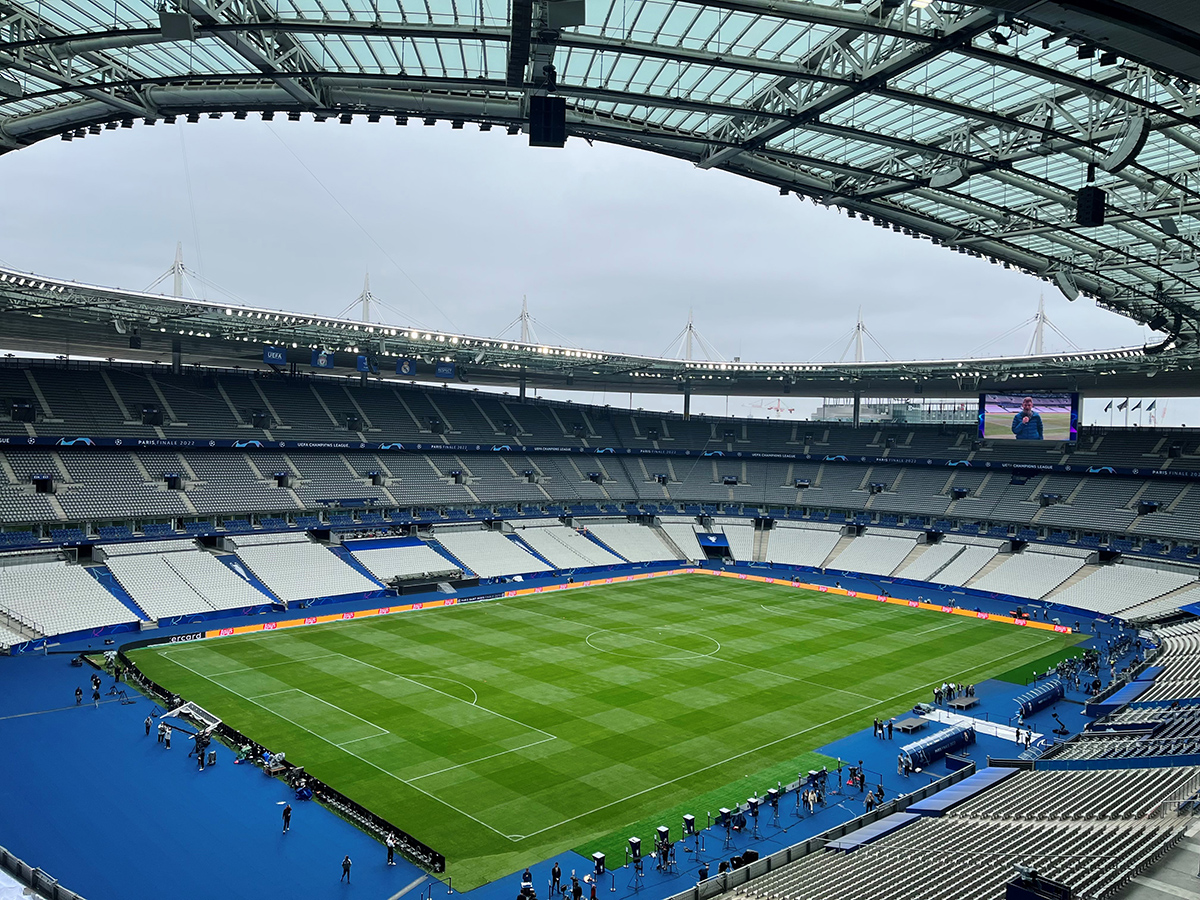 StadeFrance's tweet photo. #LaLigueDesChampionsASaintDenis
A 24h de la finale de Ligue des Champions, focus sur la pelouse sur laquelle se jouera cet événement mondial ⚽
Bravo aux équipes d'@iTurfManagement pour ce travail, entourées de @TarkettGroup, de la @ChampionsLeague et de Parcs & Sports🤝 https://t.co/tQT7WPMyjj