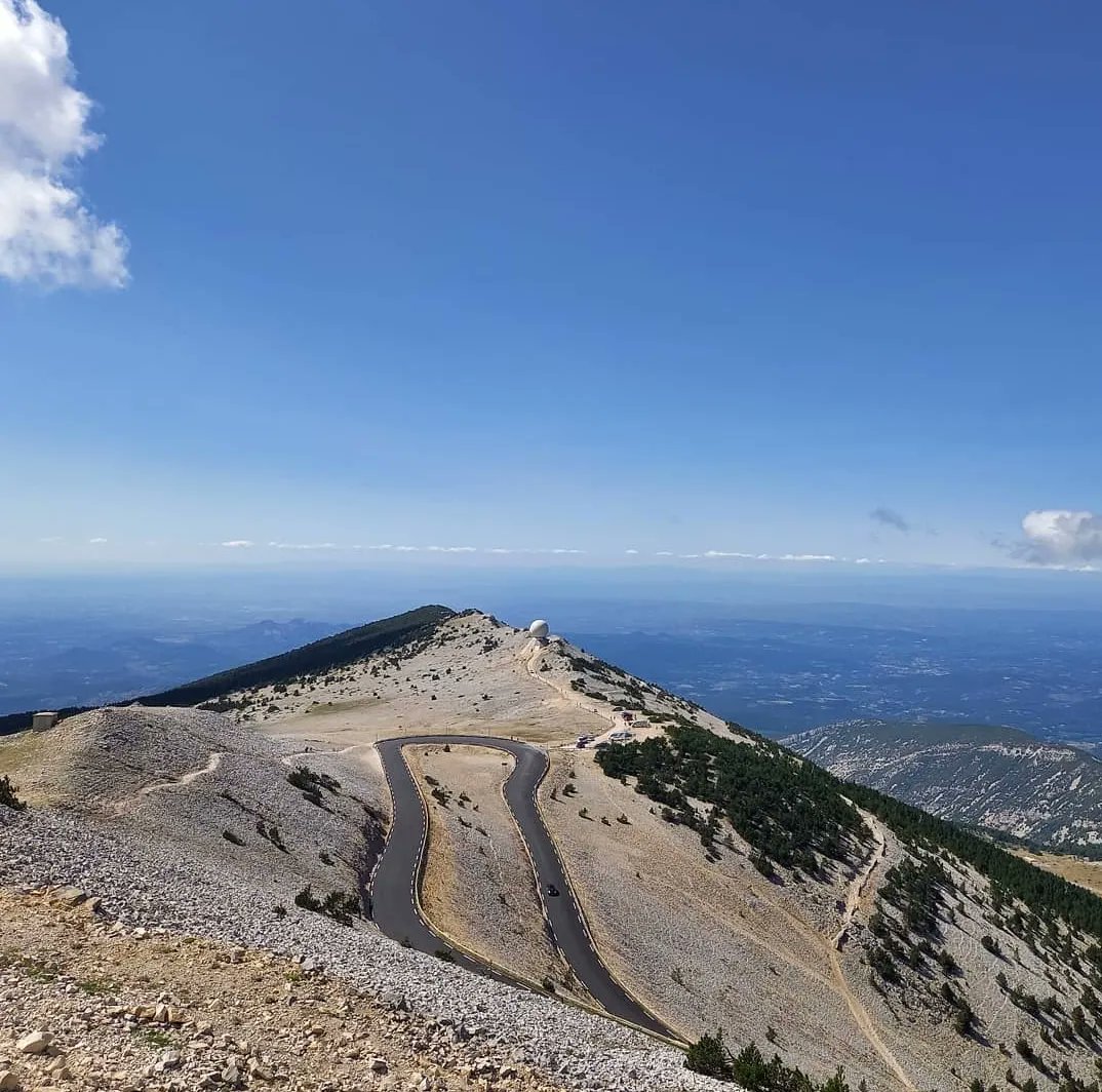 Pour LES 90 ANS DU MONT-VENTOUX, retrouvons nous pour notre journée MONT VENTOUS.TES co-organisée par <a href="/lesrookies/">LES ROOKIES</a> &amp; Wilma !
👉 Samedi 04 Juin
09:30 - Rdv au @pistacafe pour gravir notre premier Mont Ventoux ! Une map de 85km puis échanger et trinquer ! 
#ride #cycle #montventoux