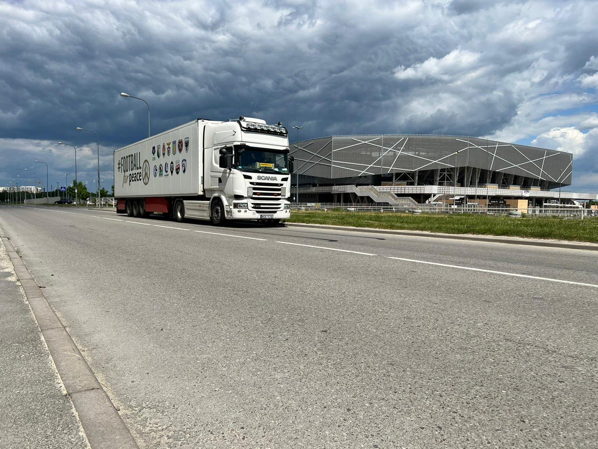 EFDN_tweets's tweet photo. Our #FootballforPeace Truck has arrived at Shakhtar's Shelter Centre at the Arena Lviv with all kinds of donations collected by European Football clubs. It was the 2nd time the truck made it to Ukraine! Thank you all for your incredible help!
#Morethanfootball
#CSRinFootball https://t.co/QRv58AFezf