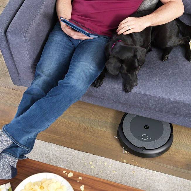 MilarCOMELSA's tweet photo. La nueva Roomba i3+ de @irobot_es vacía automáticamente durante 60 días la suciedad de su depósito en la innovadora estación de vaciado Clean Base, ¿sorprendente, verdad?🤩Estamos sorteando una en nuestro perfil😎¿Aún no has participado?¿A qué esperas?🏃♀️#MilarComelsa #SorteoMilar https://t.co/0BYZhUhQv1