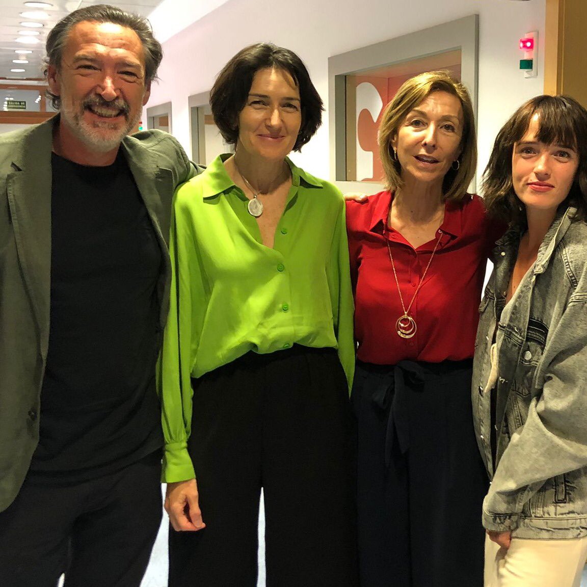 Depelicula_rne's tweet photo. ¡Sobra decir que es Viernes! , ¿con ganas de escuchar el programa @Depelicula_rne ?

Nosotros deseosos de estar en antena🎙¡Os esperamos a todos,también a los nuevos seguidores! De 00:05 a 02:00 en @rne 

Un avance a las 15:40 en @radio5_rne https://t.co/90bSDyaXLi