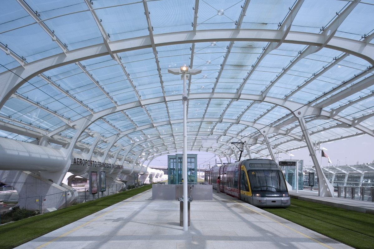MetrodoPorto's tweet photo. #throwback2006
Há 16 anos inaugurava-se a Linha Violeta. Pela primeira vez em Portugal, um aeroporto passou a ser servido pelo Metro. A Linha Violeta é, hoje, uma das mais concorridas de toda a rede, em consonância com a relevância que o Aeroporto tem adquirido na AMP e no país. https://t.co/sjfsXNRMi4