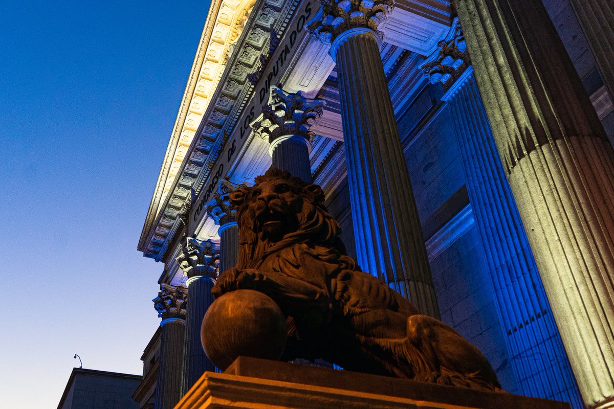 SEMES_'s tweet photo. El @Congreso_Es, esta noche, es azul y blanco. Como la estrella de la vida, como las #Urgencias y #Emergencias

💙*⃣🤍

#EspecialidadUrgenciasYA
#EspecialidadMUE
#EspecialidadEUE
#OrgullodeUrgenciologo 
#EmergencyDay https://t.co/bDVggYGe7P