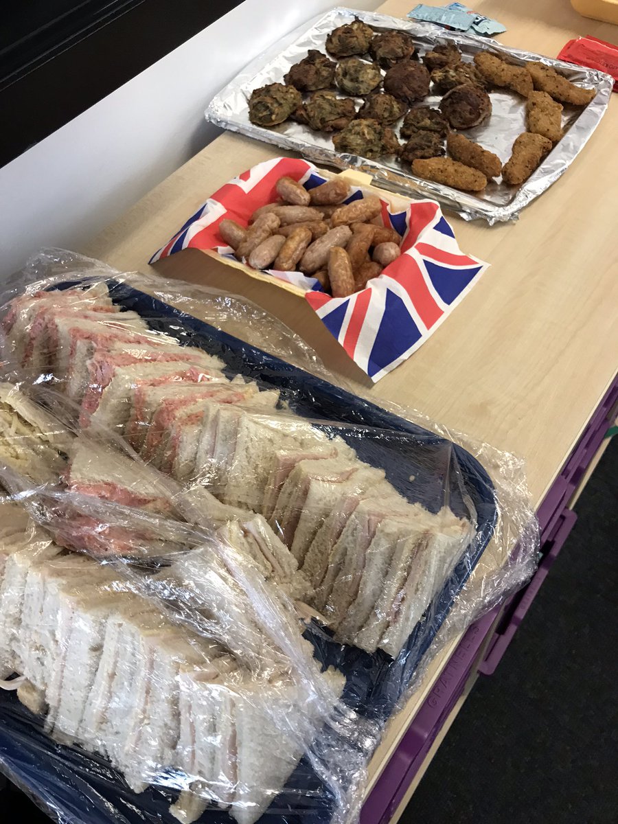 KS3 Nurture students are celebrating the Queens Jubilee 👑👑🇬🇧🇬🇧. @Head_TheHeights   <a href="/Tillybeanlopez/">MrsLewis</a>