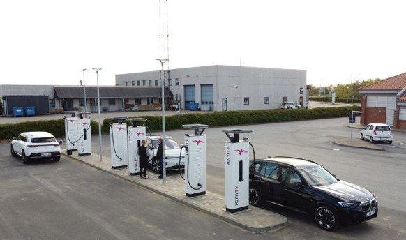 electricfelix's tweet photo. Aabenraa 🇩🇰 (one of the true classics in IONITY world) is back UP!
⚡️⚡️⚡️
No more Porsche Engineering chargers(!)
Personal rchive footage: winter of '19
New footage (last week) by @janhaugenihle 📸
#hardwarereplacement
#alwaysbecharging
#fastcharging
#denmark
#IONITY https://t.co/v9c88oKinH