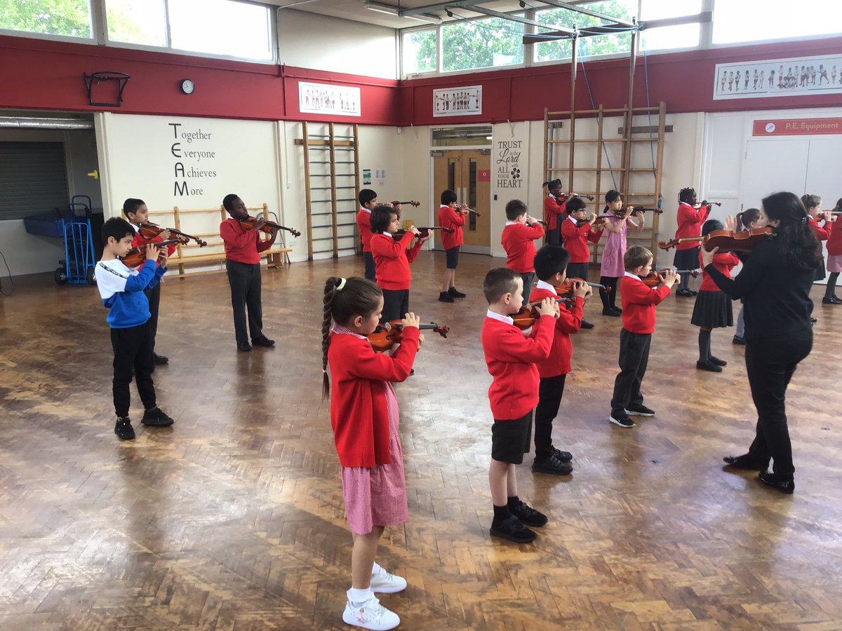 SacredY4's tweet photo. In our music lesson, we began to learn reading music as well as learning how to play our violin by plucking the strings. We remembered that the sound is made when the string vibrates #SH7Music #SH7Science https://t.co/W1ovu81uP8