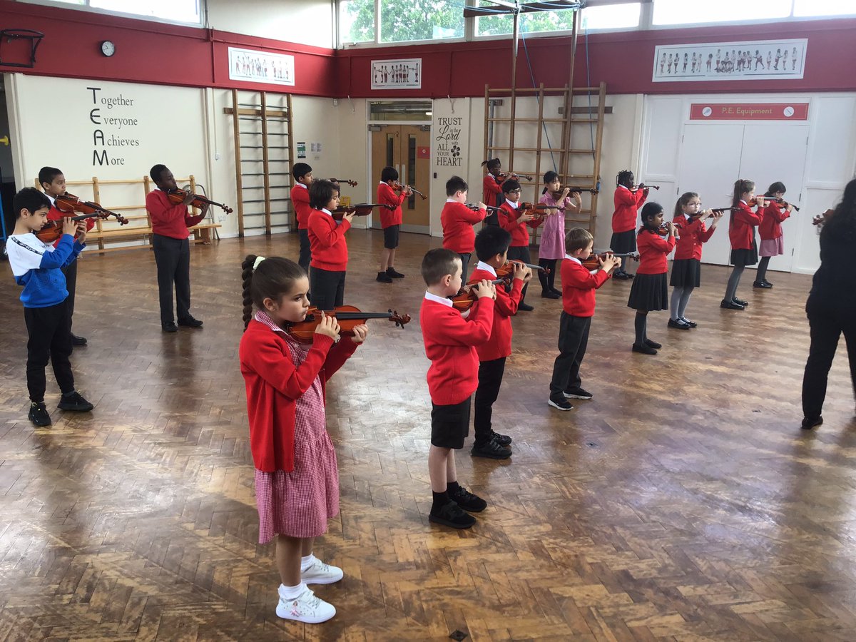 SacredY4's tweet photo. In our music lesson, we began to learn reading music as well as learning how to play our violin by plucking the strings. We remembered that the sound is made when the string vibrates #SH7Music #SH7Science https://t.co/W1ovu81uP8